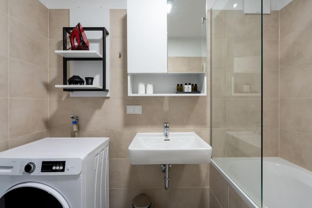 1Br Haven With Swift City Access By Hm Wenen Buitenkant foto