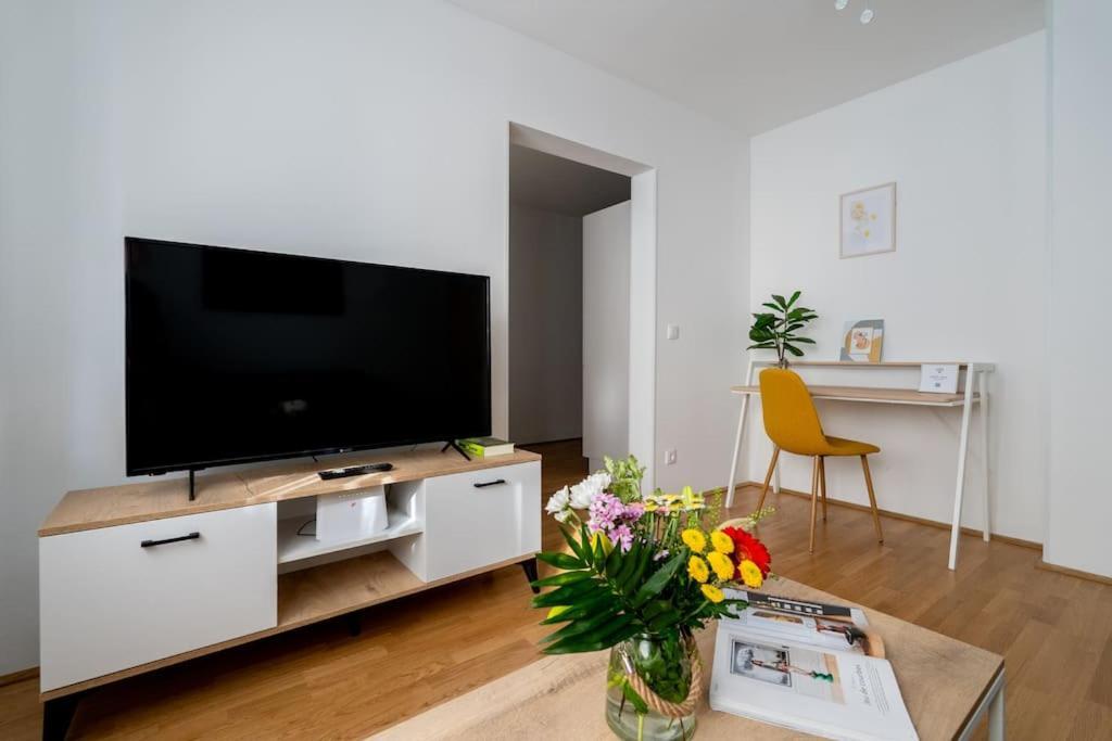 1Br Haven With Swift City Access By Hm Wenen Buitenkant foto