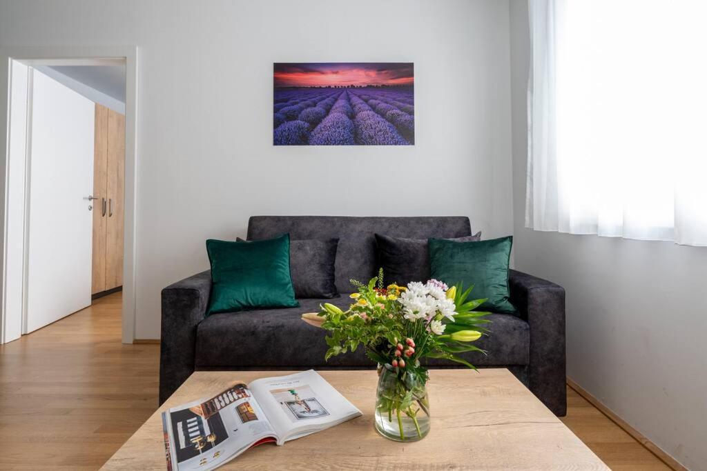 1Br Haven With Swift City Access By Hm Wenen Buitenkant foto