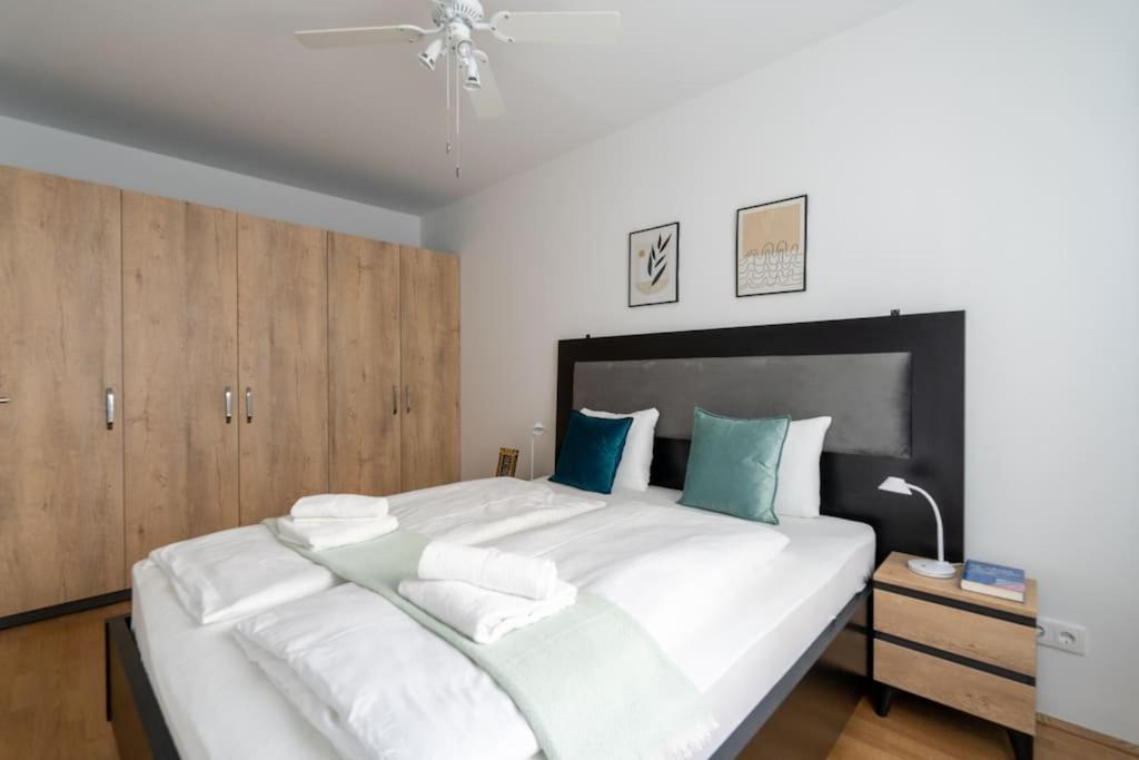 1Br Haven With Swift City Access By Hm Wenen Buitenkant foto